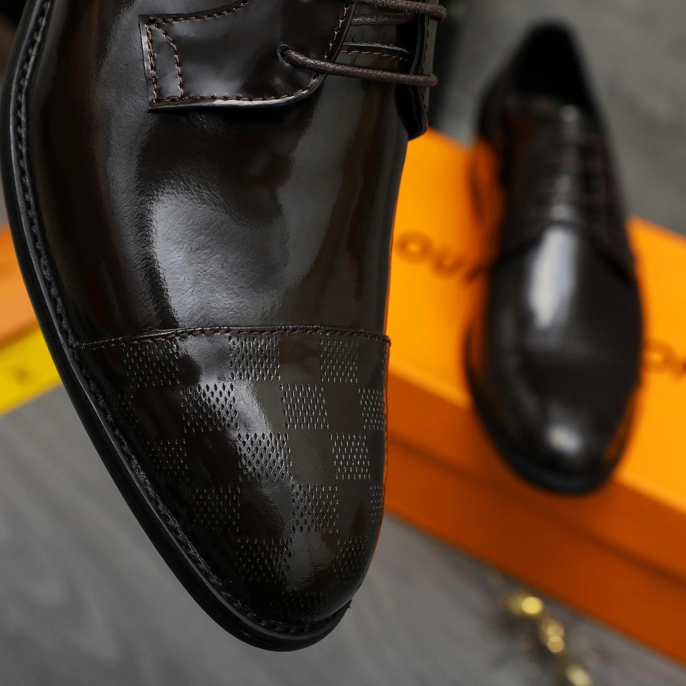 Men's shoes 💰p460 Product trademark: LV (Louis Vuitton) business lace-up leather shoes True size: 39-44 Product material: Selected lacquered cowhide stitching classic embossed upper, cowhide lining, original rubber outsole